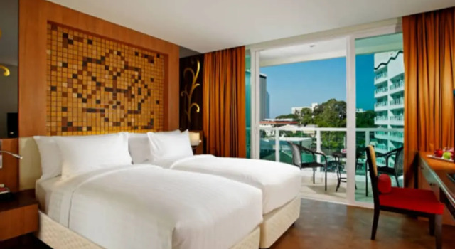 Двухместный номер Deluxe с балконом и с видом на бассейн Centara Nova Hotel Pattaya