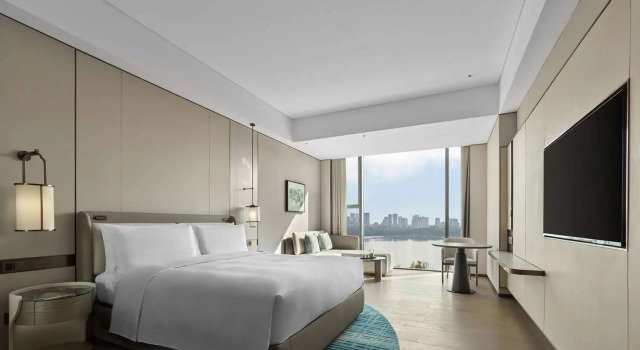 Номер Deluxe с видом на озеро Doubletree By Hilton Chengdu Xinglong Lake