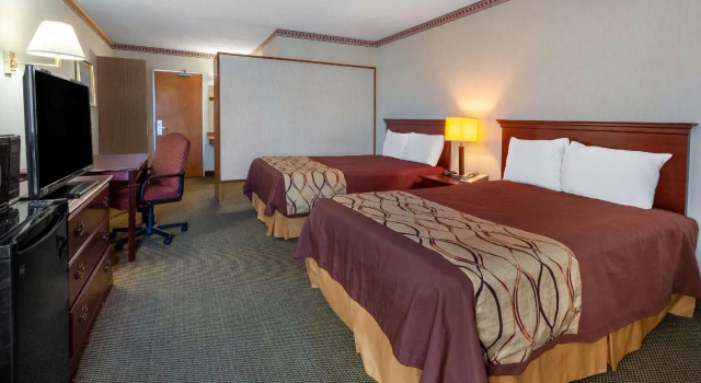 Четырёхместный номер Standard Travelodge by Wyndham Cleveland Airport