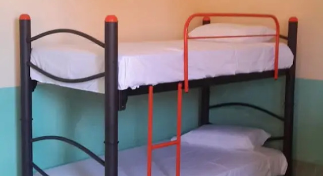 Кровать в общем номере с видом на сад Hostal La Ermita