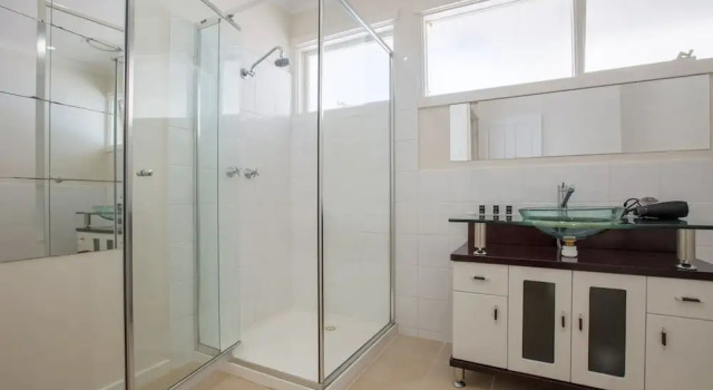 Коттедж Spacious Comfortable Home in Wheelers Hill+pool