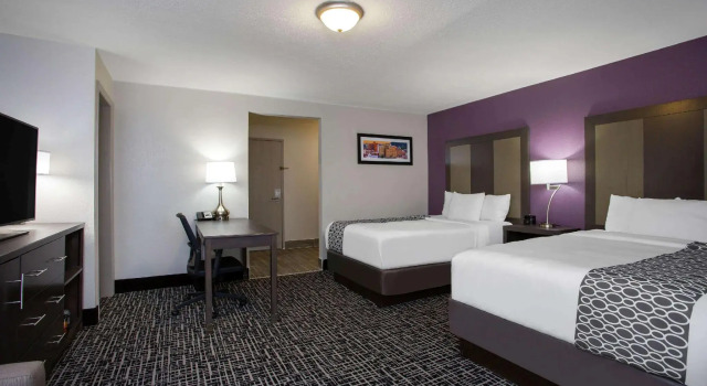 Четырёхместный номер Deluxe La Quinta Inn by Wyndham Roanoke Salem