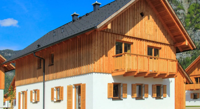 House in Obertraun on Lake Hallstatt with a balcony or terrace, Book Hotel Obertraun 