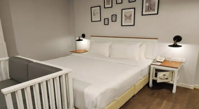 Номер Deluxe с балконом J PLACE HOTEL