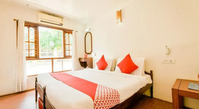 OYO 13589 HouseBoat My Trip Deluxe 4 BHK Private