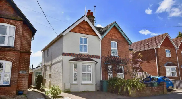 Blackberry 4 Bed Bembridge Holiday Home (Sleeps 6 Adults and 2 Children), Rezervați Hotel Hoteluri în Bembridge cu parcare, Parcare