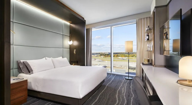 Двухместный номер Premium Runway View InterContinental Minneapolis - St. Paul Airport by IHG