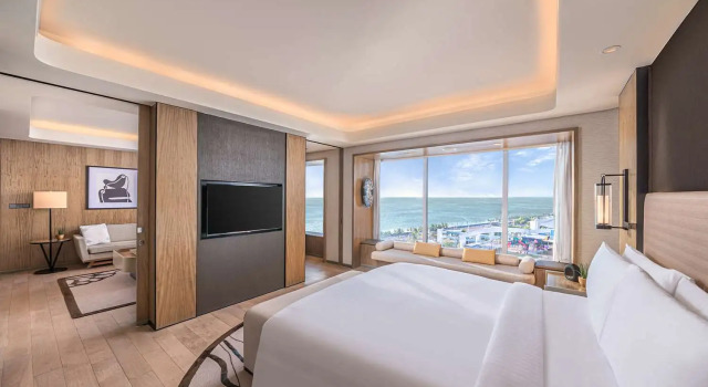 Двухместный люкс Premier с видом на залив Conrad Manila