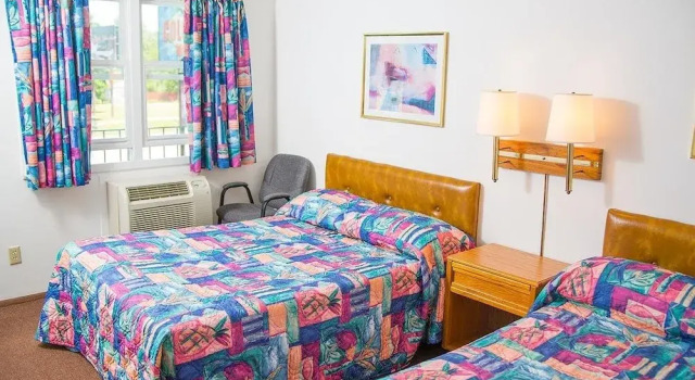 Четырёхместный номер Standard Colonial motel