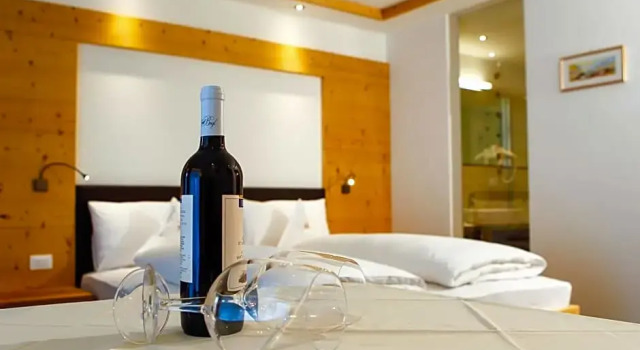 Garni-Hotel Aghel Suites & Apartments, Забронировать Апартаменты/квартира Апартаменты Сельва-ди-Валь-Гардена, рядом с Кресельный подъёмник Фунджейя (нижняя станция), Апартаменты/квартира