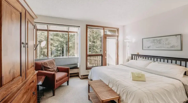 Snowater Condo 41 - A Spacious Condo With Private Sauna Wifi and a Soaker tub, Buchen Sie Ferienwohnung Apartments in Glacier, Ferienwohnung