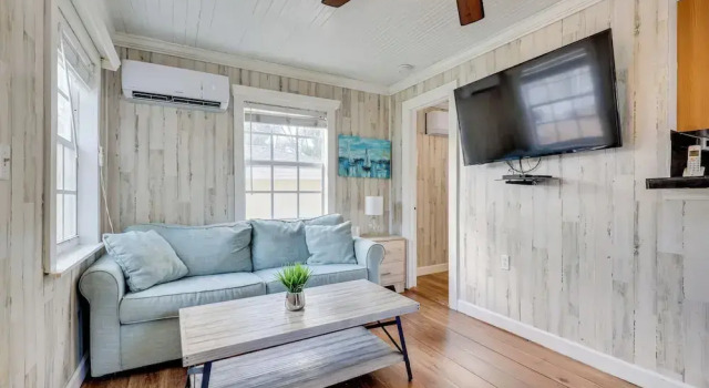 Коттедж c 1 комнатой Shared Pool & Backyard: Small & Cozy Guest House