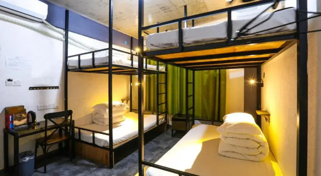 Кровать в общем номере Comma Travel International Youth Hotel