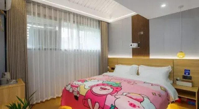 Семейный люкс с 2 комнатами с видом на город Jingsu Menglan No. 26 Mansion Hotel (Fenghuang Ancient City Scenic Area Hongqiao Branch)
