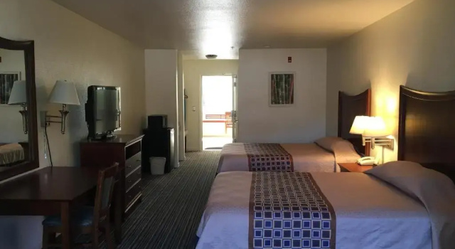 Четырёхместный номер Standard Airport Inn