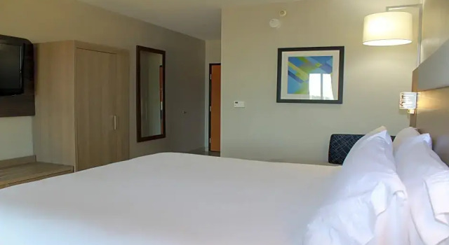 Двухместный номер Standard с балконом Holiday Inn Express Hotel & Suites Hope Mills-Fayetteville Airport by IHG