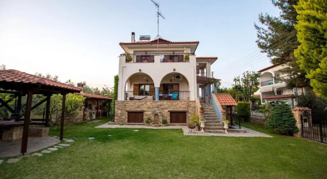 Коттедж Rustic, luxurious,garden villa 70m from the sea