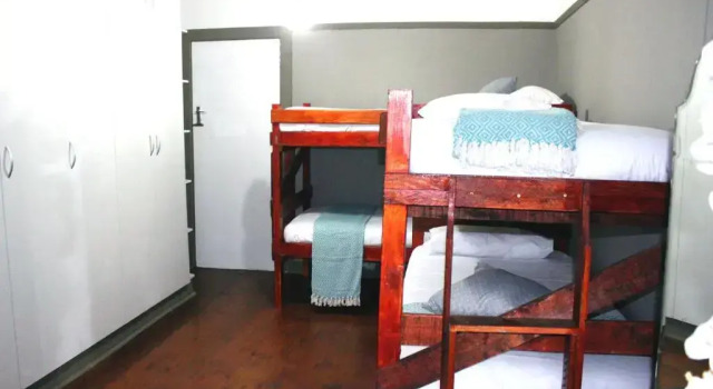 Кровать в общем номере Garden Route Stay