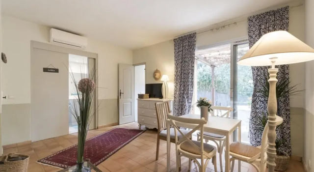 Mesmerising Holiday Home in Gassin With Swimming Pool, Забронировать Отель Отели в центре Регюс, в центре