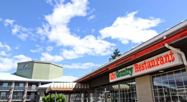 Люкс с видом на море Accent Inns Kelowna