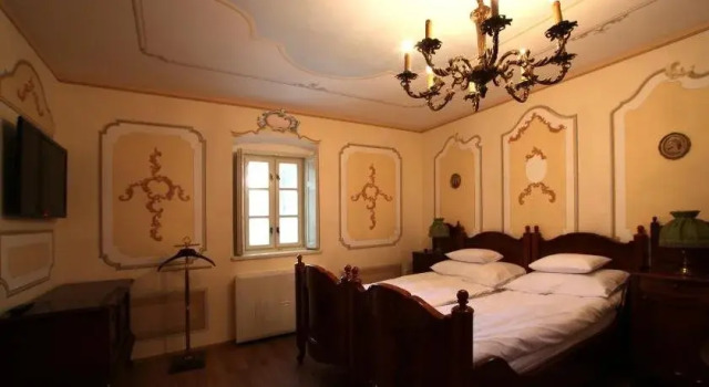 Platan Vararok Vendeghaz, Boek Hotel Tata 