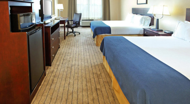 Четырёхместный номер Standard Holiday Inn Express Hotel & Suites Marshall by IHG