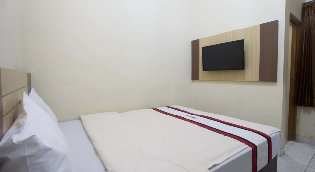 RedDoorz Plus near Stadion Mandala Krida