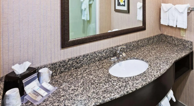 Четырёхместный номер Standard Hilton Garden Inn West Little Rock