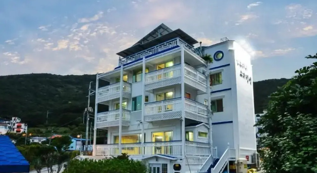 Geoje Santorini Pension, Забронировать Отель Кодже Кёнсан-Намдо, рядом с Скала Синсондэ
