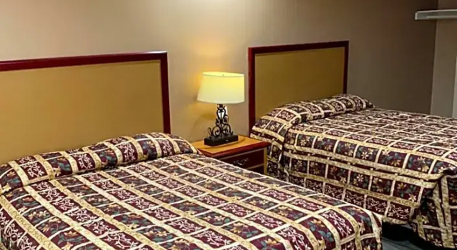 Четырёхместный номер Standard Budget Inn Motel