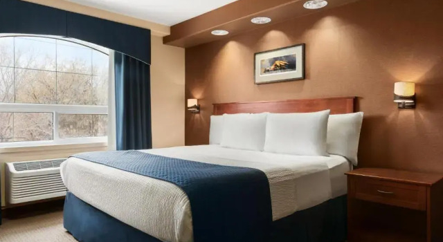 Двухместный полулюкс Days Inn & Suites by Wyndham Brandon