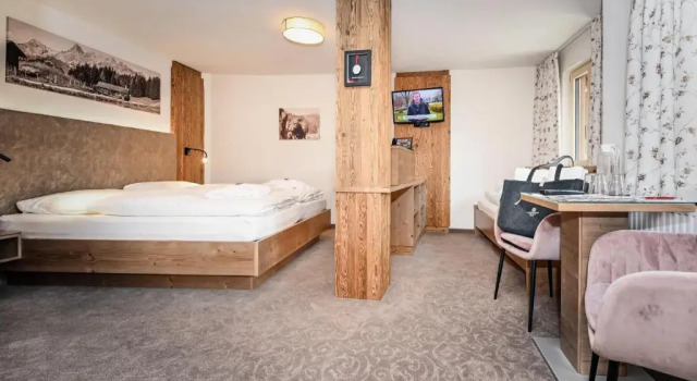Трёхместный номер Standard с балконом Hotel Alpenfeuer Montafon