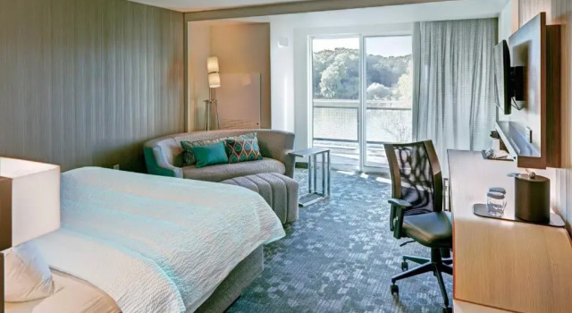 Standard Zimmer mit Balkon und mit Flussblick Courtyard by Marriott Appleton Riverfront