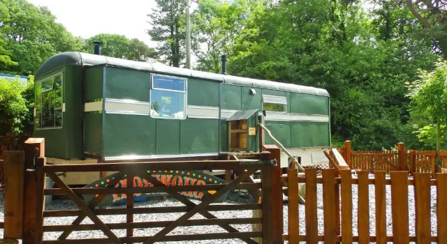 Showmans Wagon at Coed Cae, Забронировать Отель Отели Сноудония 4 звезды, 4*
