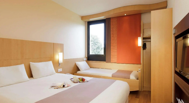 Standart üç kişilik oda ibis Guingamp