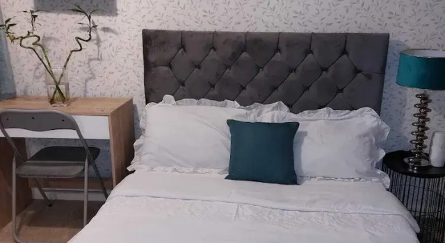 Remarkable 3-bed House in Leeds, Book Apartment Leeds West Yorkshire