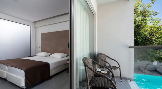 Номер Superior с балконом и с красивым видом из окна Oktober Downtown Boutique Hotel