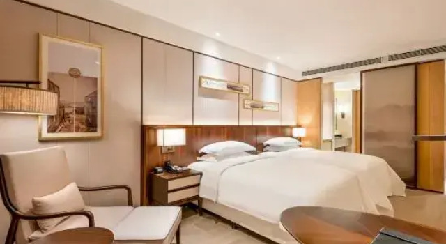 Номер Superior Renaissance Lucerne Hotel