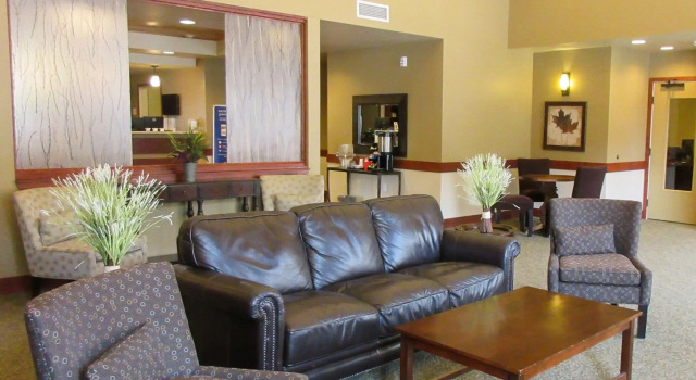 Clarion Hotel & Suites Williston, Забронировать Отель Отели Уиллистон с парковкой, рядом с Медицинский центр Уиллистона - CHI St. Alexius Health, Парковка