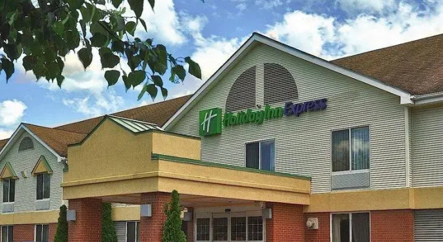 Кровать в общем номере Keene Elm City Hotel, an Ascend Collection Hotel