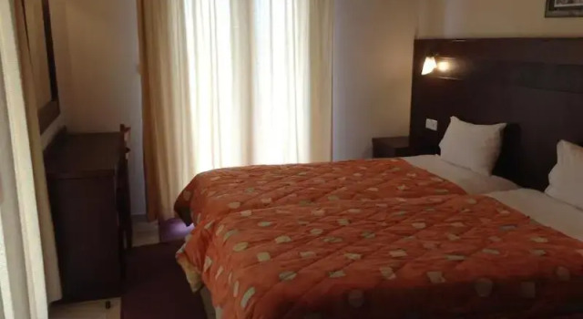 Трёхместный номер Standard с балконом и с видом на бассейн Hotel Orfeas