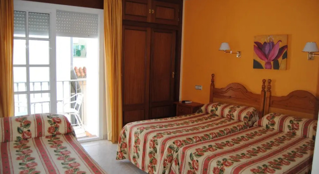 Трёхместный номер Standard с балконом Hostal Italia
