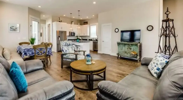 5514 Gulf Drive by Forehand Rentals, Book Feriehus Hoteller i Lower Grand Lagoon med parkering, Parkering