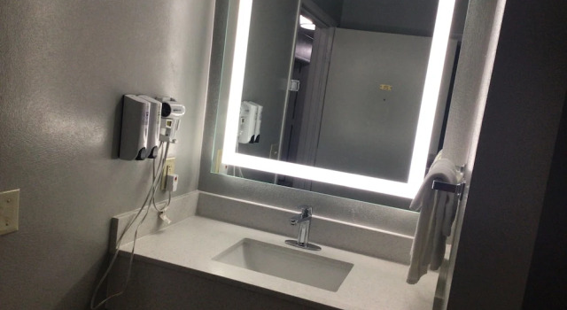 Номер Standard Colonial Brick Inn & Suites