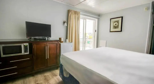 Двухместный номер Standard с балконом и с видом на бассейн Rideau Oceanfront Motel