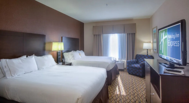 Четырёхместный номер Standard Holiday Inn Express Hotel and Suites Elk City by IHG