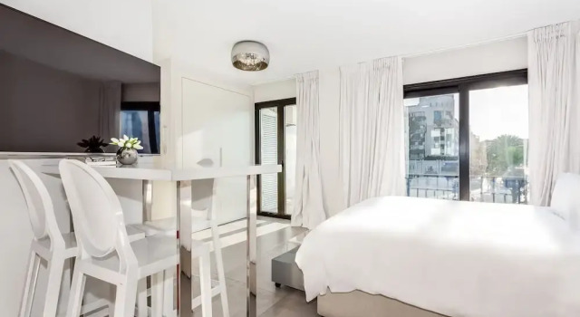 by RiVA - Chic, Contemporary Studio in Puerto Banus Gardens, Забронировать Отель Отели Марбелья 3 звезды, рядом с Playas del Duque, 3*