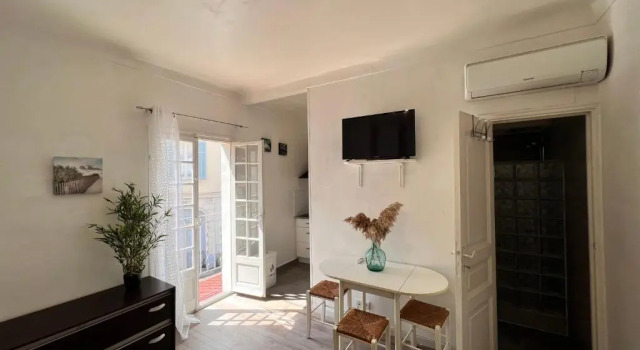 Апартаменты 30m Studio in the heart of old Antibes wifi air conditioning