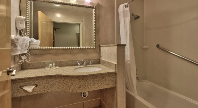 Четырёхместный номер Standard Holiday Inn & Suites Albuquerque Airport by IHG