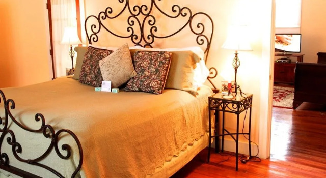 Evas Escape at Gardenia Inn, Забронировать Отель Отели Сан-Антонио 3 звезды, рядом с Alamo Plaza, 3*